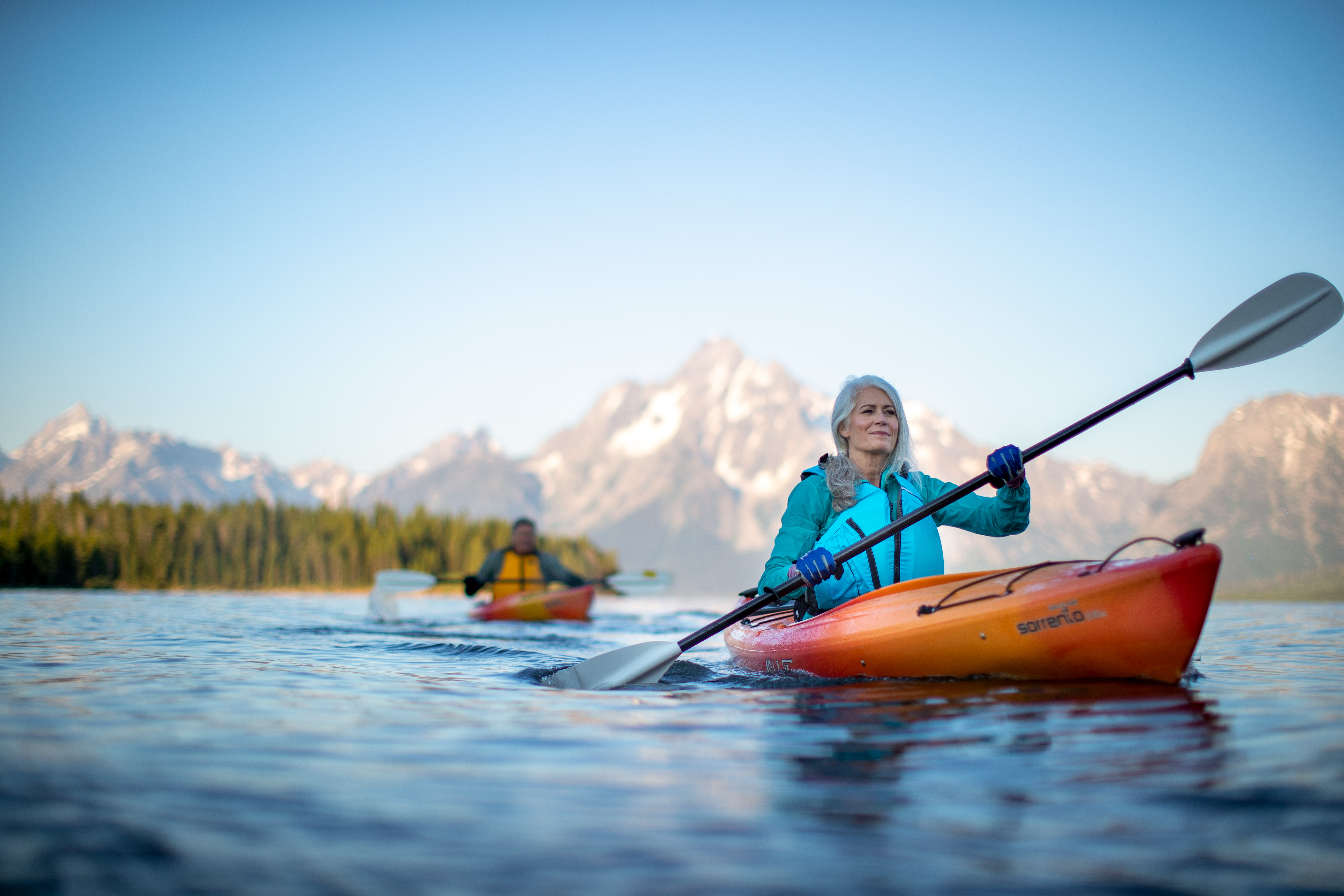 Kajak-Tour auf einem See im Grand Teton National Park in Wyoming